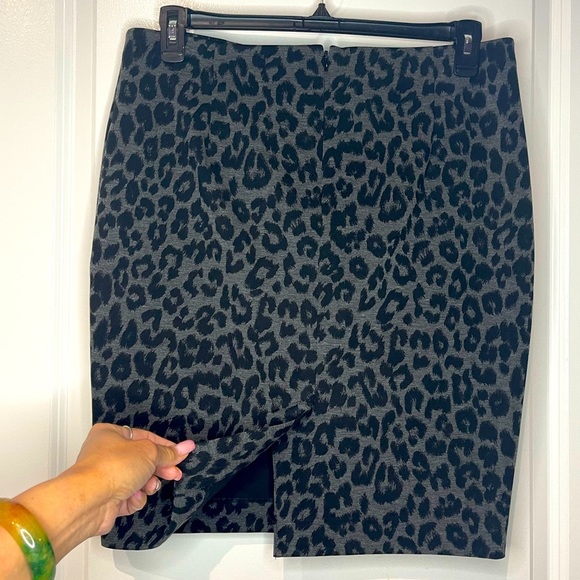 Body By Victoria Cheetah Print Skirt Size 14. Back Zipper. Length 22”. EUC - Picture 3 of 5